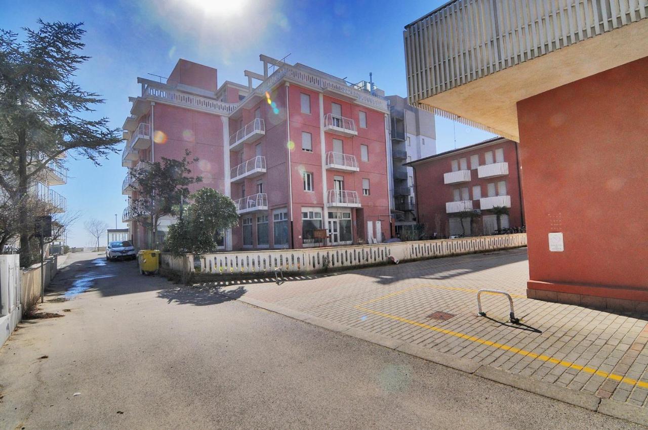 Milan Apartment Caorle Bagian luar foto