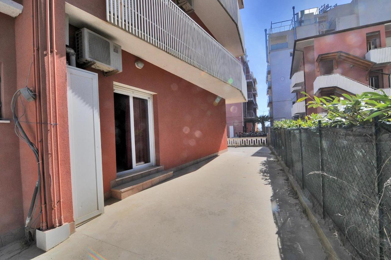 Milan Apartment Caorle Bagian luar foto